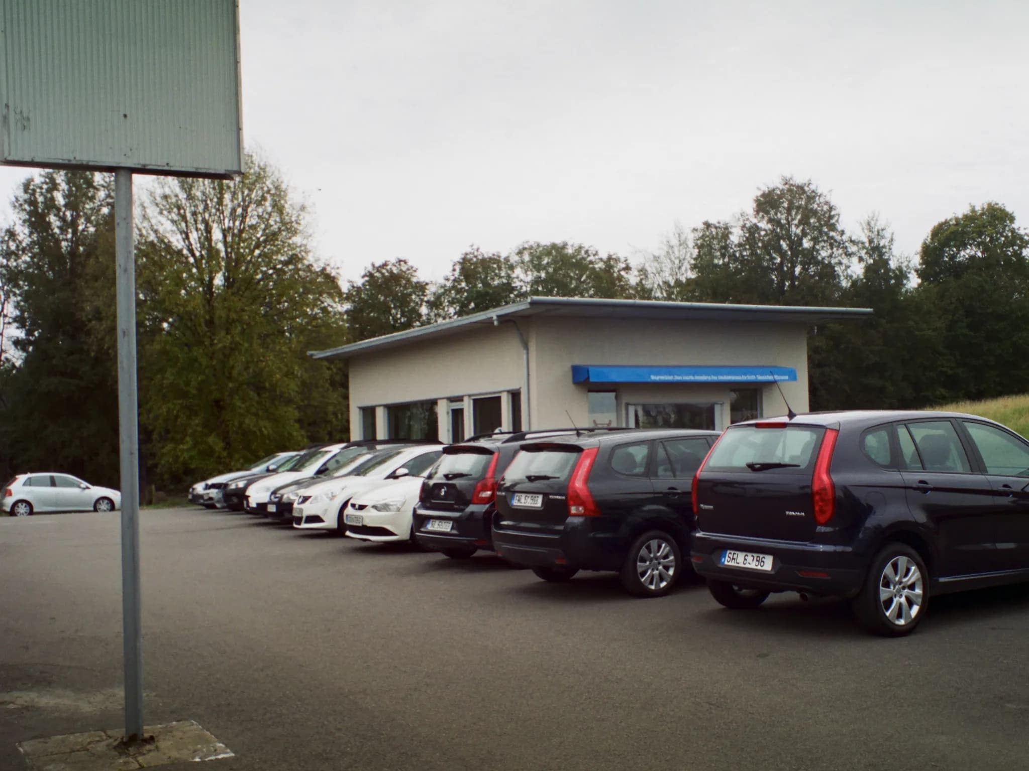 Hof eines kleinen Gebrauchtwagenhändlers