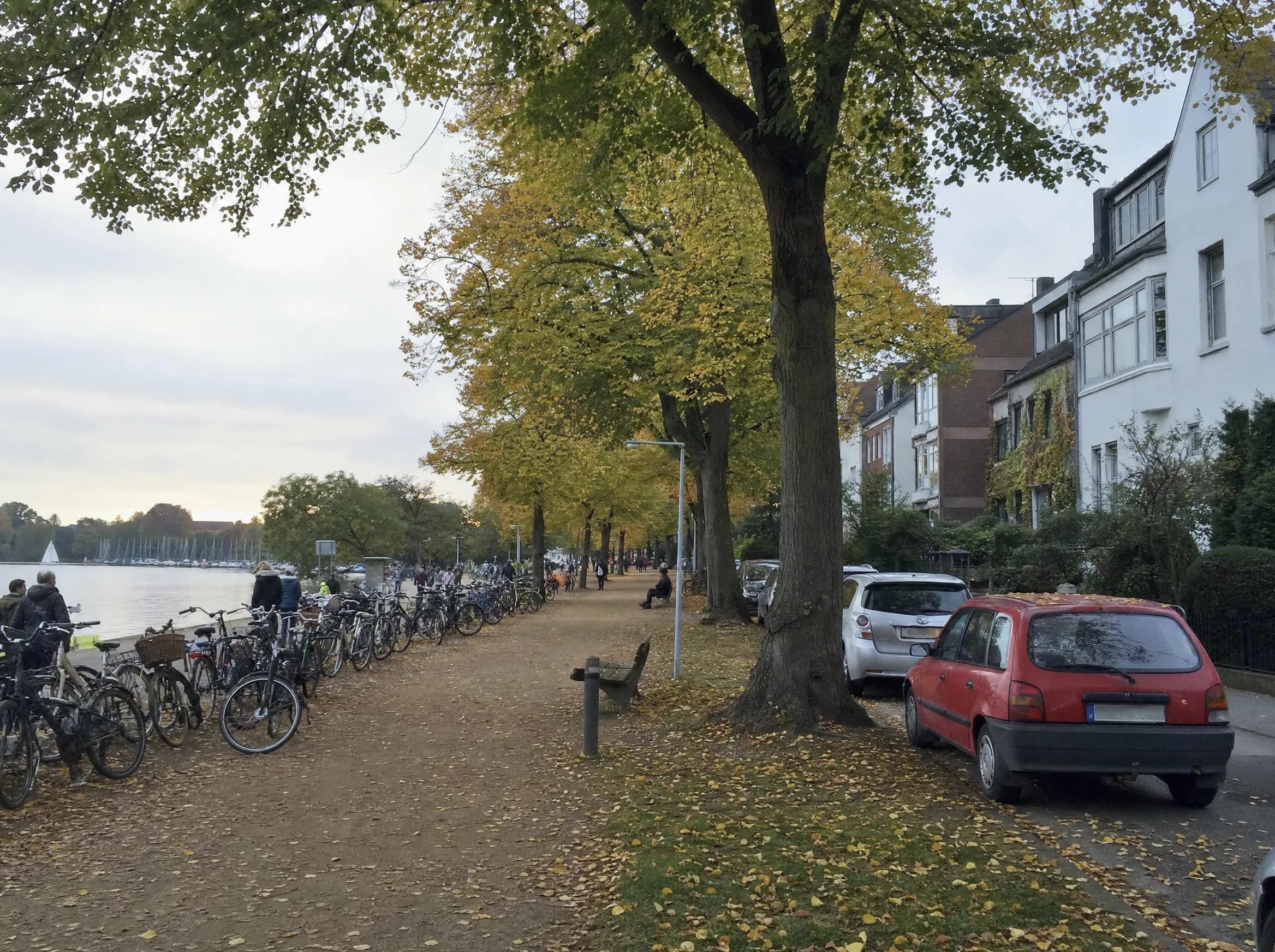 Aasee-Promenade mit Fahrrädern im Herbst