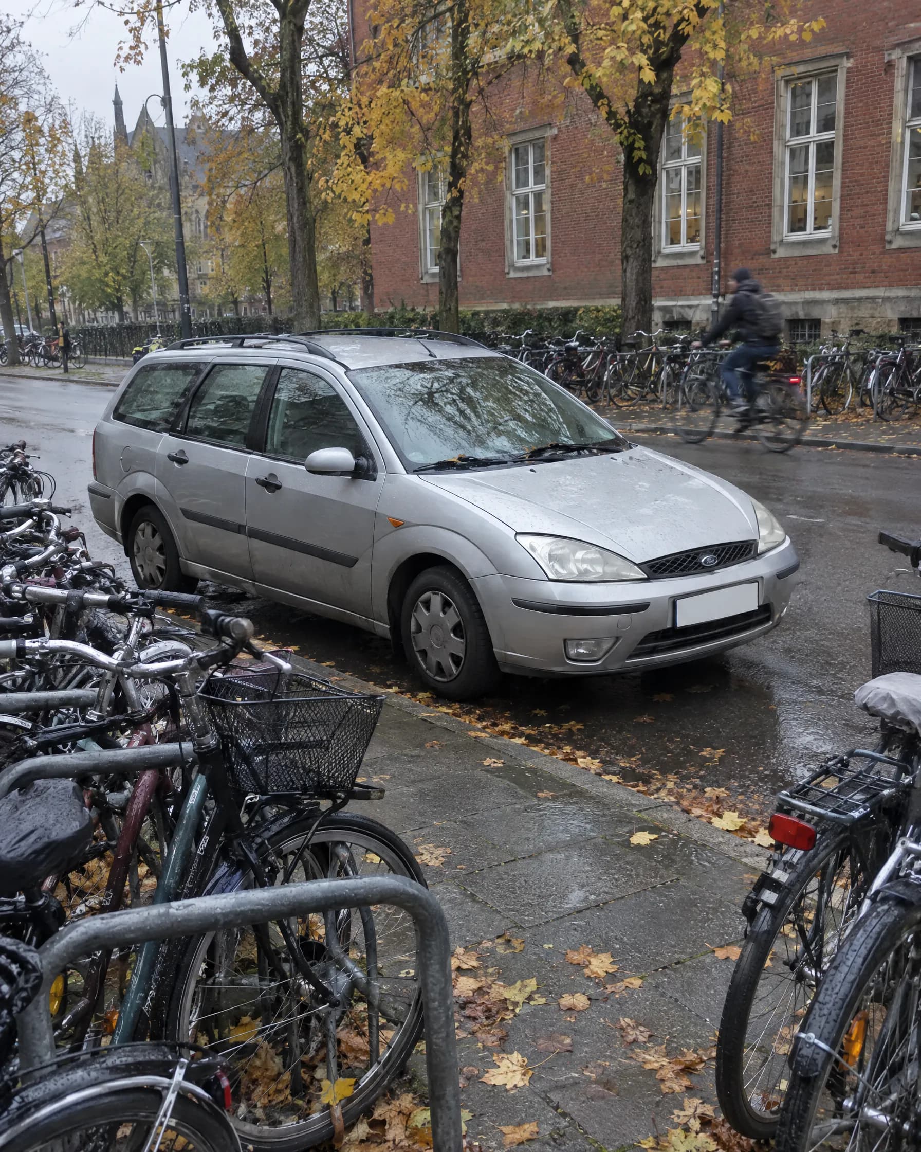 Älterer Kombi zwischen Fahrrädern in Münster