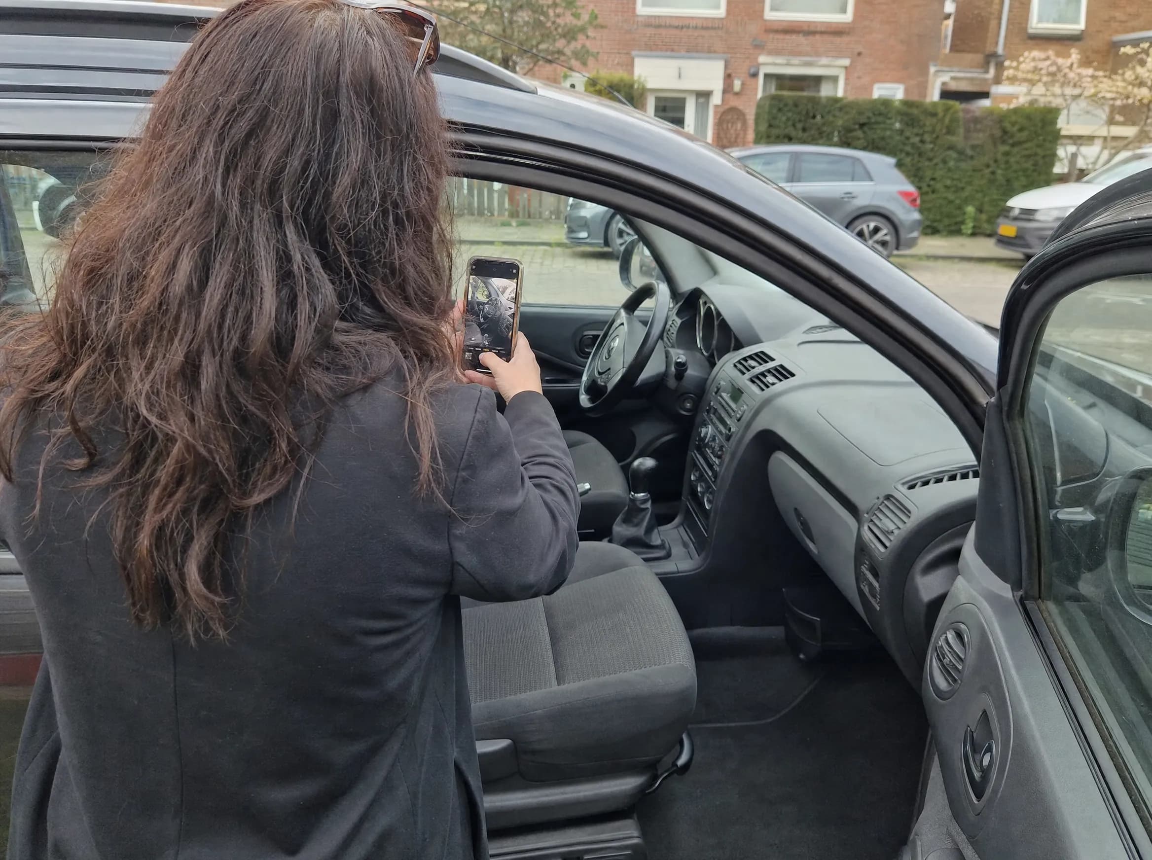 Frau fotografiert den Innenraum ihres Autos
