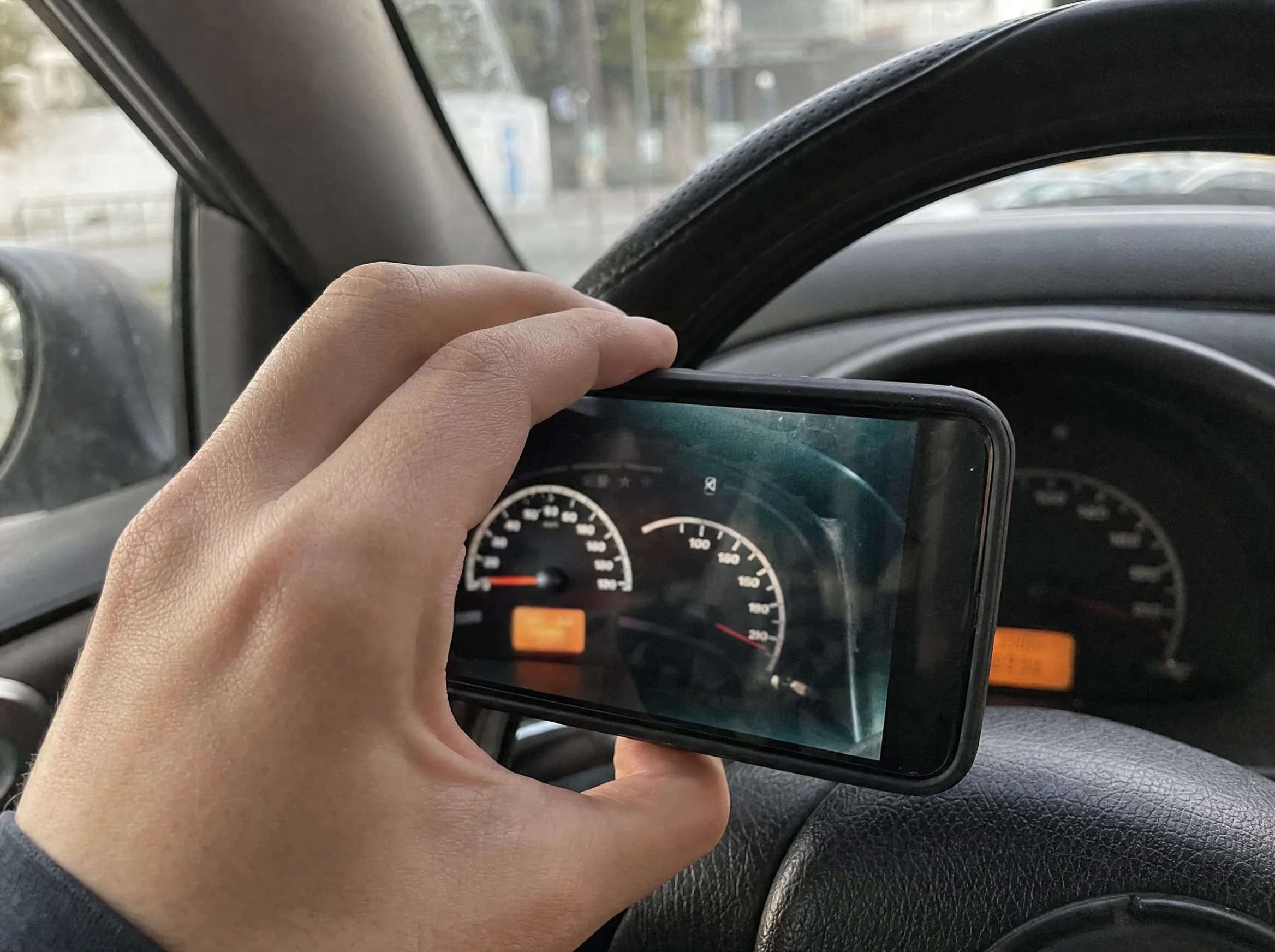 Kilometerstand wird mit dem Handy fotografiert